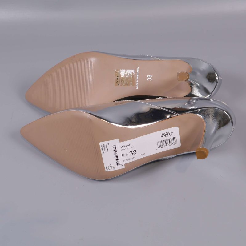 Pumpsens undersida med etikett och storlek 38