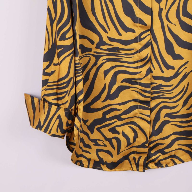 Detalj av skjortans nederkant och ärm