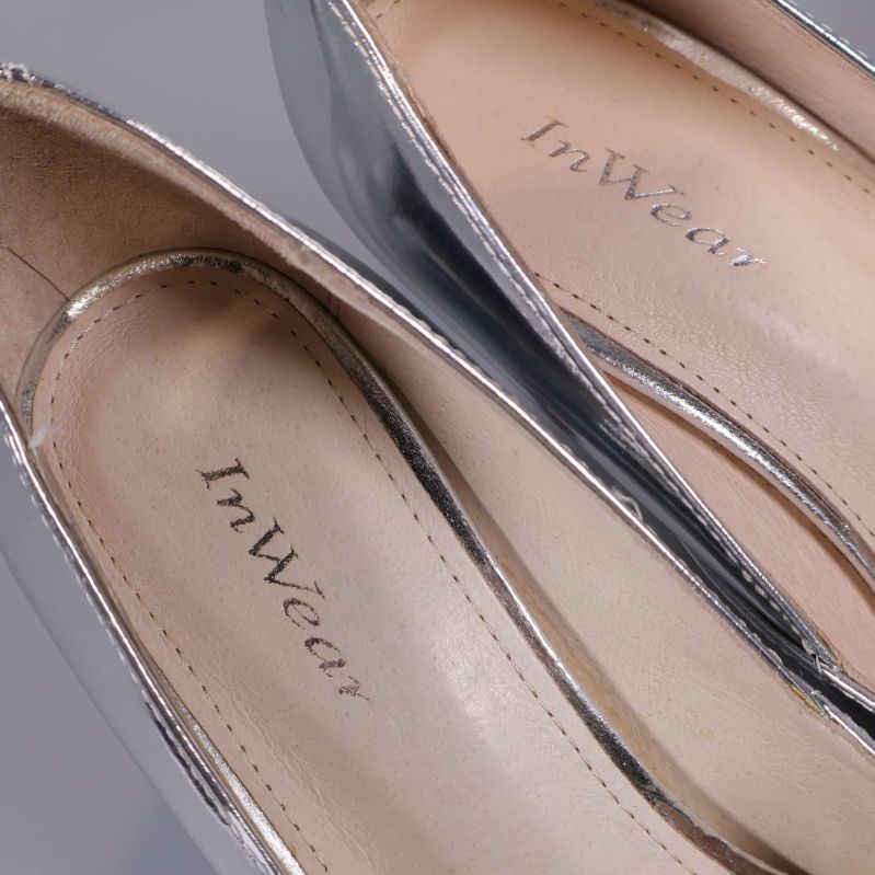 Närbild på pumpsens innersula med InWear-logga