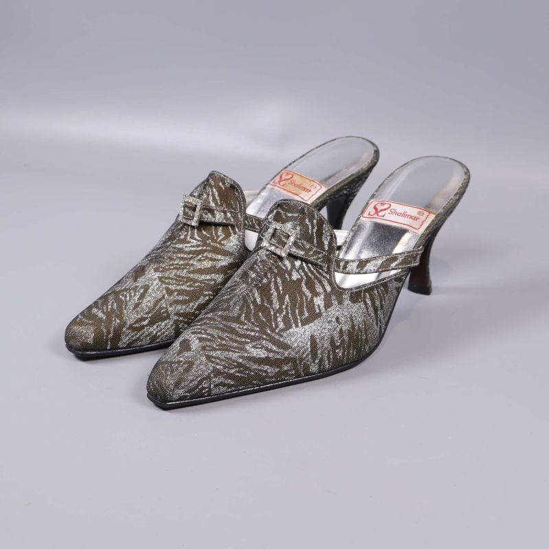 Klackskor med metallicmönster och spänne från sidan