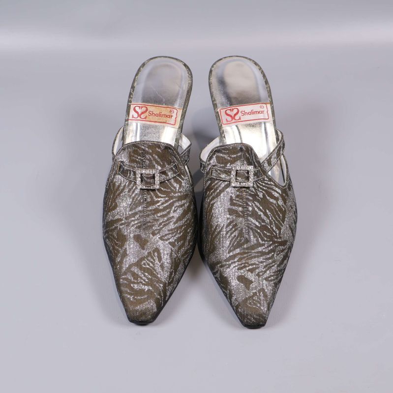 Klackskor med metallicmönster och spänne uppifrån