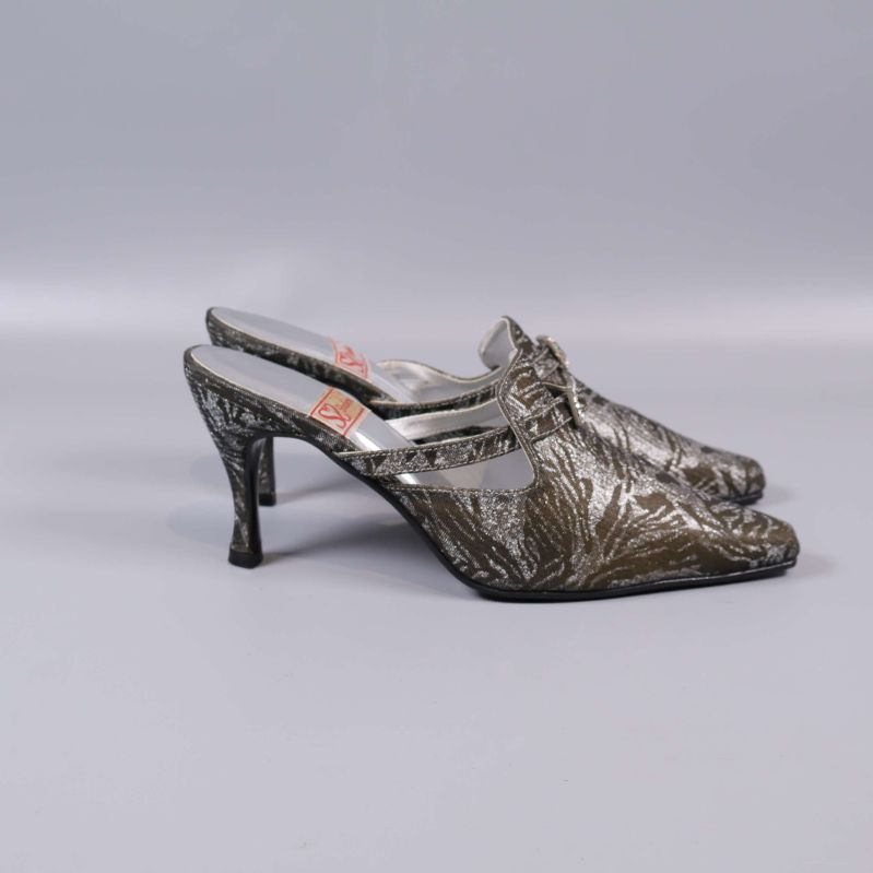 Klackskor med stängd tå och öppen häl från sidan