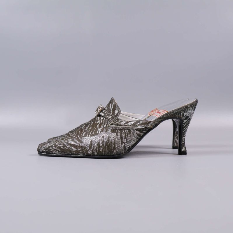 Klackskor med spetsig tå och höga klackar i profil