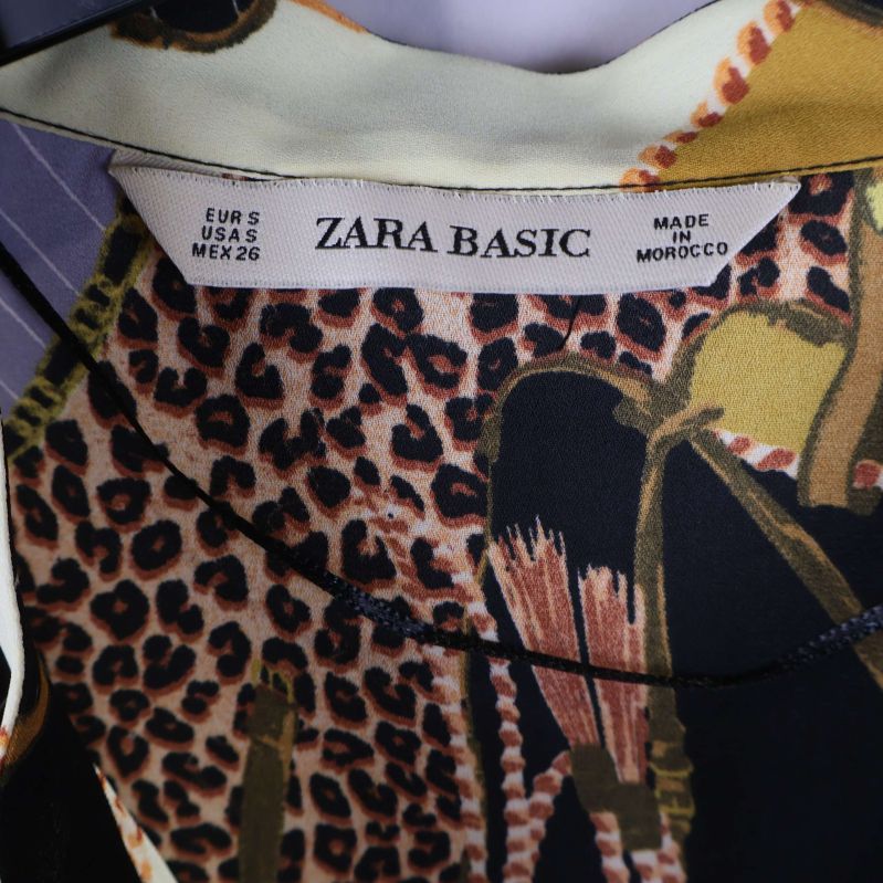 Närbild av ZARA BASIC-etikett inuti tunikan