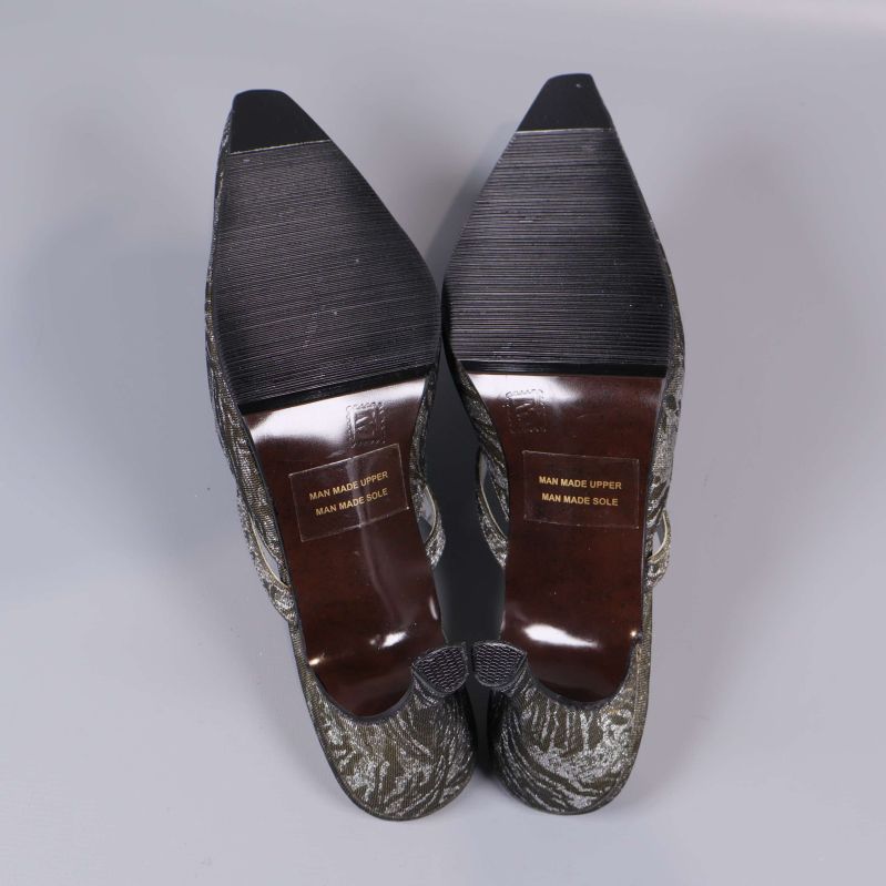 Undersidan av klackskor med lädersula och märkning