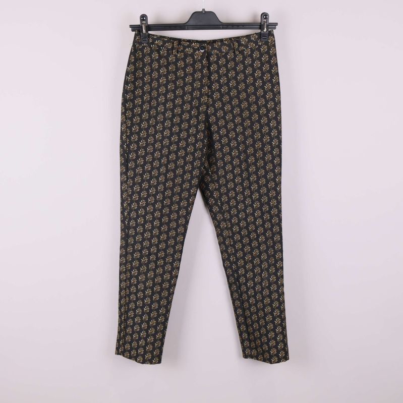 Byxor med blommigt mönster upphängda framifrån