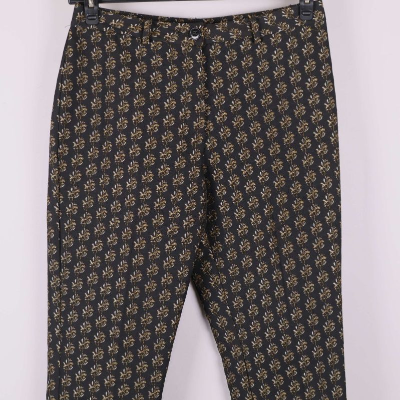 Närbild på byxornas mönstrade framsida upptill