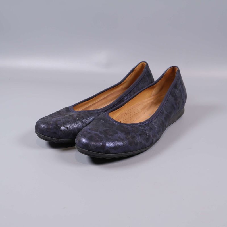 Ballerinaskor i mörkt mönstrat material från sidan