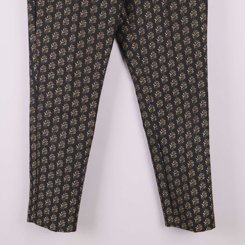 Närbild på byxbenens nedre del och mönster