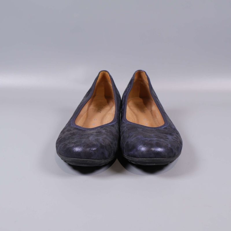 Ballerinaskor i mörkt mönster sedda framifrån