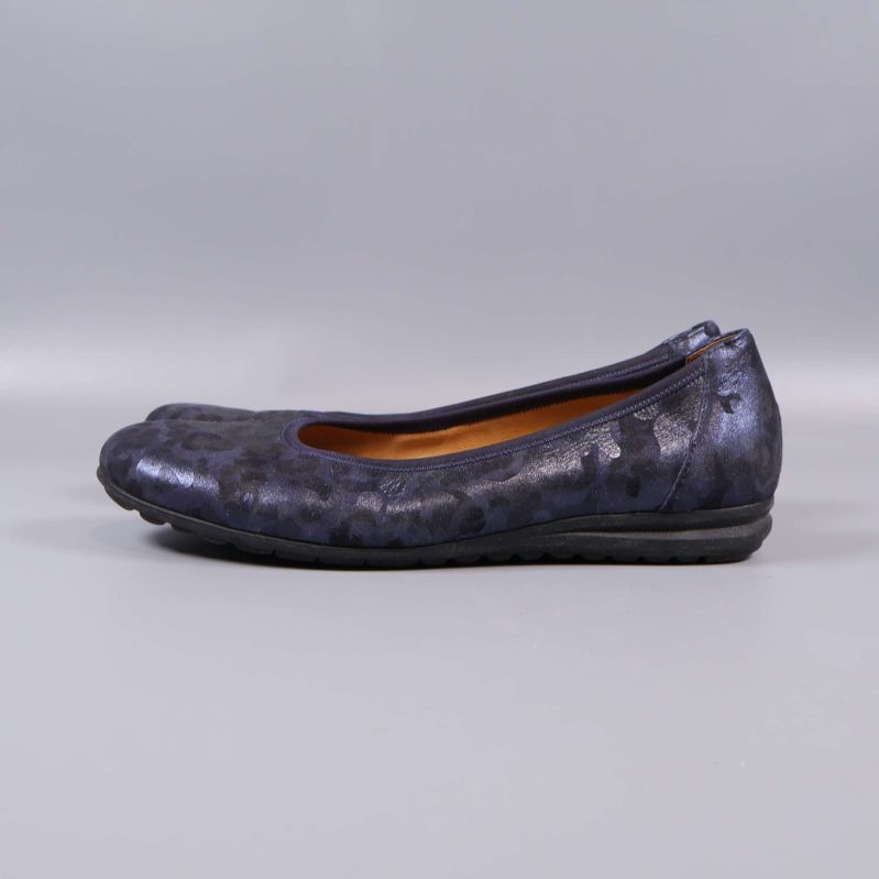 Ballerinaskor med mörkt mönster sedda från andra sidan