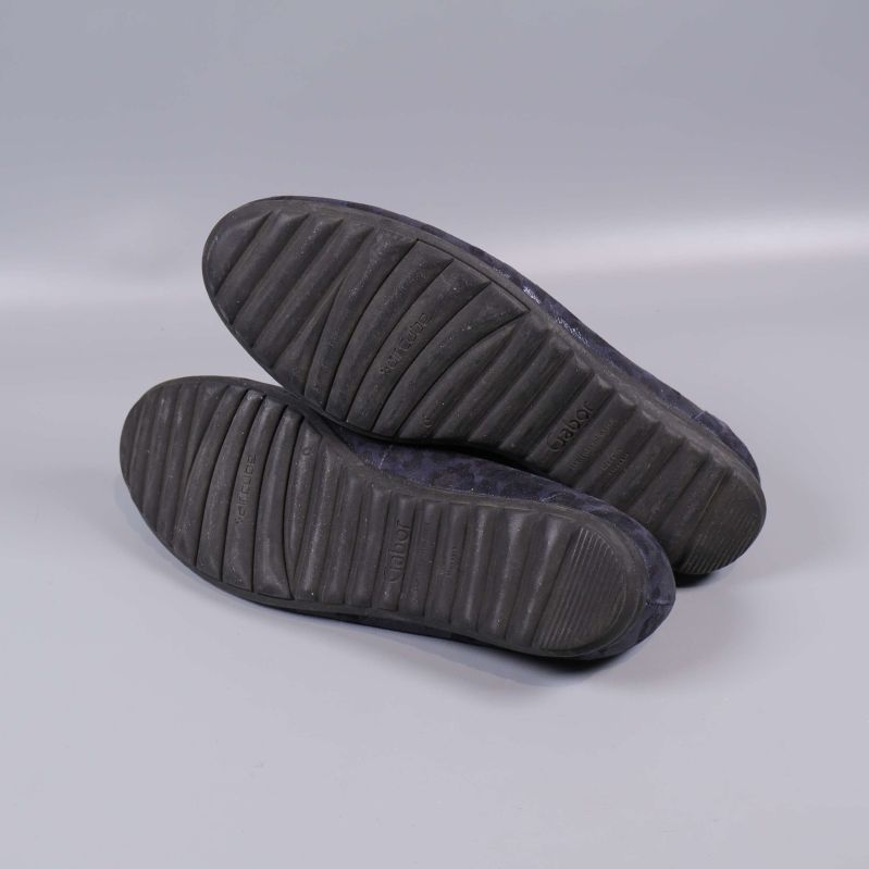 Sulan på ett par mörka ballerinaskor med grovt mönster