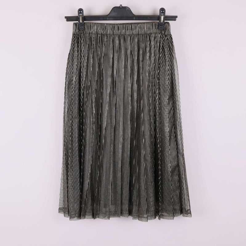 Plisserad kjol med metallicränder framifrån