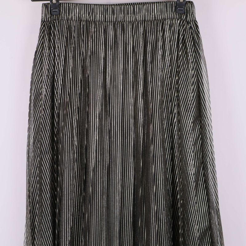 Närbild på nederdelens ränder och transparent tyg