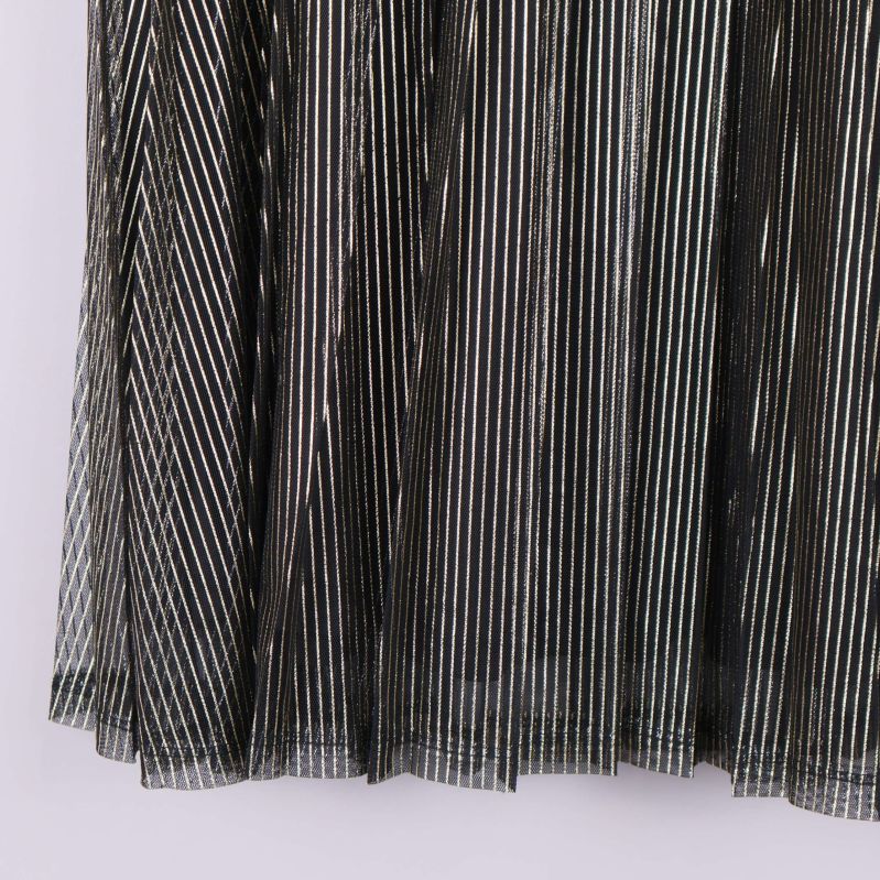 Närbild på invändig material- och tvättrådsetikett i kjolen