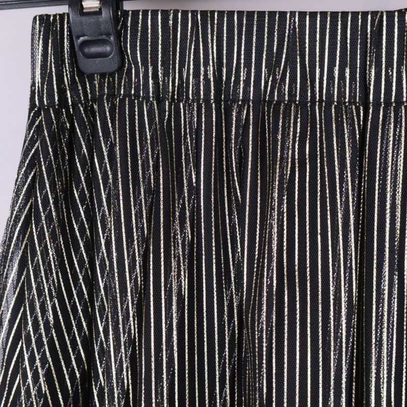 Närbild på midja och resår samt tydliga metallicränder