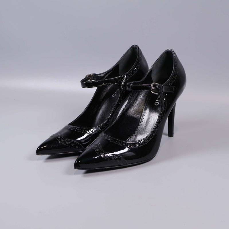 Svarta pumps med smal hög klack och ankelrem