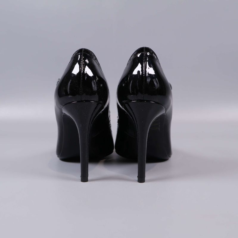 Baksida på ett par svarta pumps med hög klack