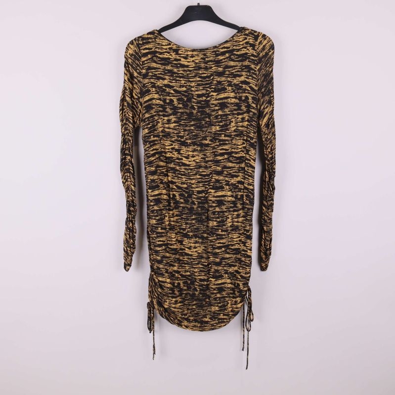 Långärmad klänning med svart och gult mönster, baksida