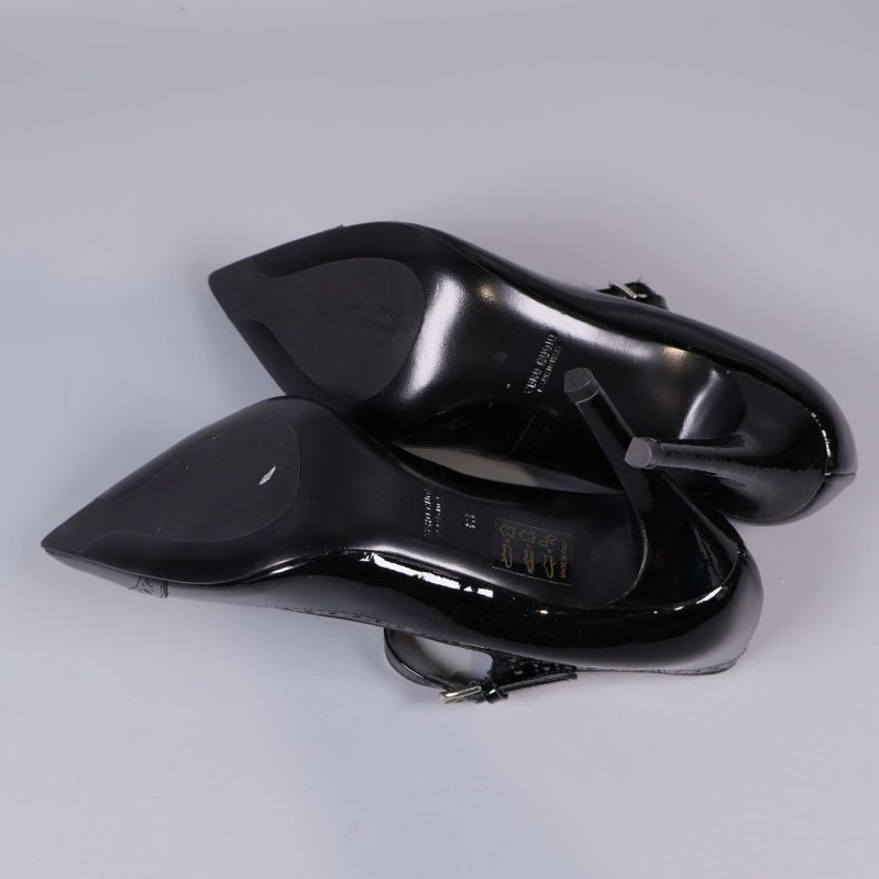 Undersida på svarta pumps och sula visas