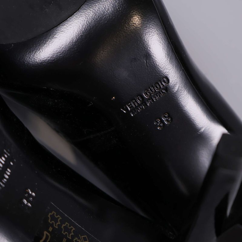 Närbild på insida av pumps, storlek 38 och Vero Cuoio