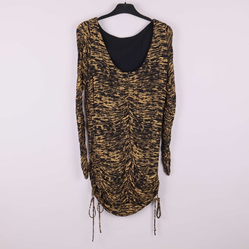 Klänning med svart och gult mönster samt djupt ryggparti