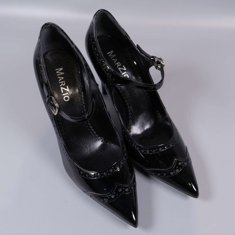 Pumps med MARZIO-logga synlig i innersulan