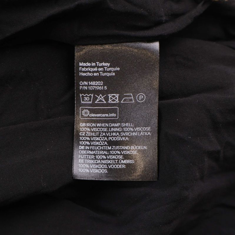 Material- och tvättlapp, visar 100% viskos i klänning