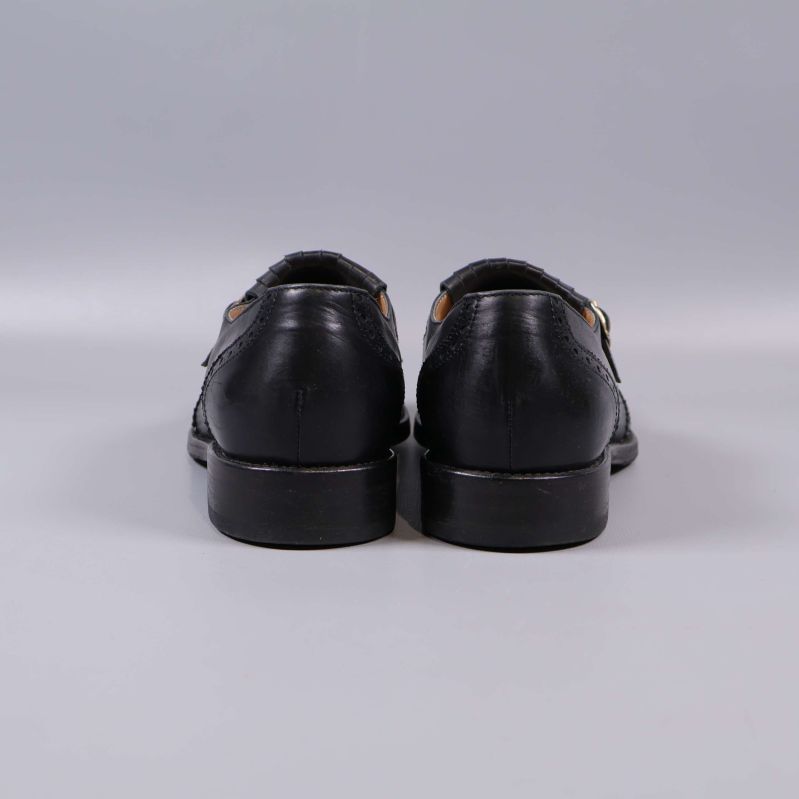 Svarta loafers sedd bakifrån med synligt hälparti