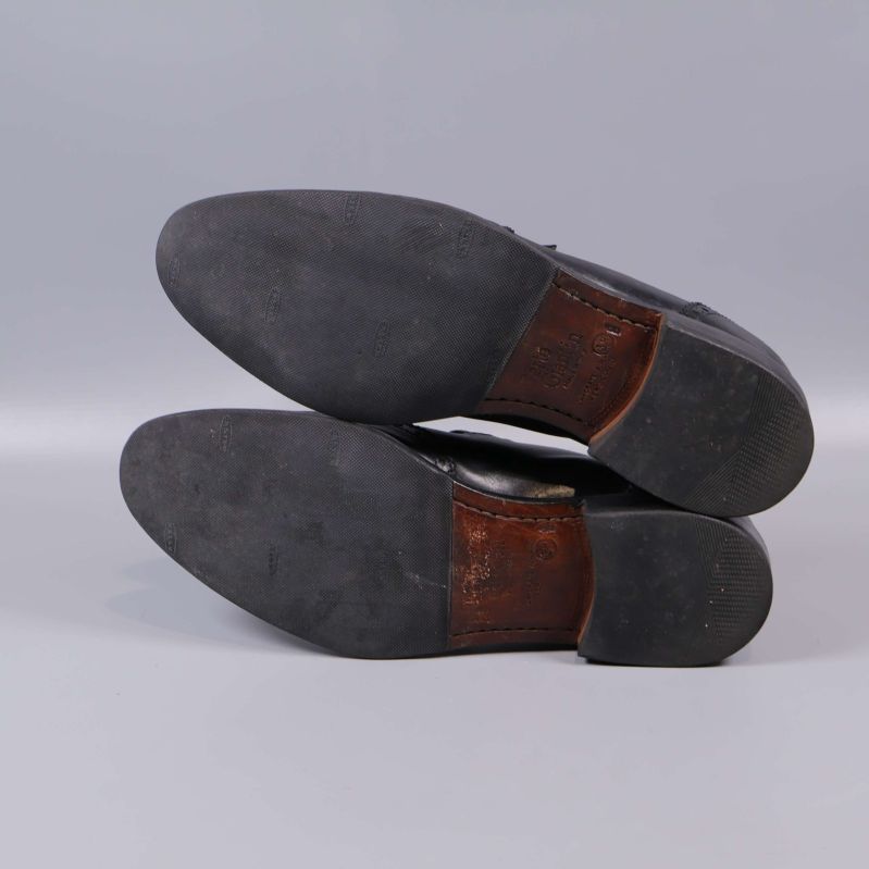 Undersida av loafers med slitsula och klack