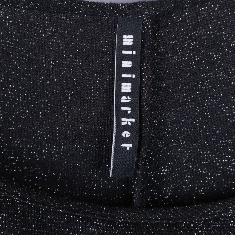 Närbild på Minimarket-logga i nacken