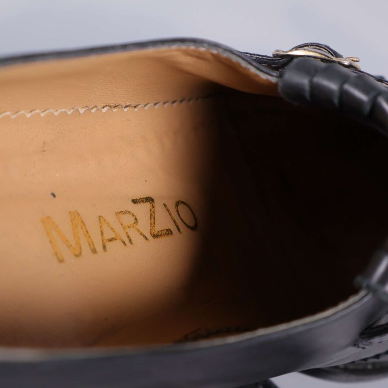 Guldfärgad MARZIO-logga på innersulan