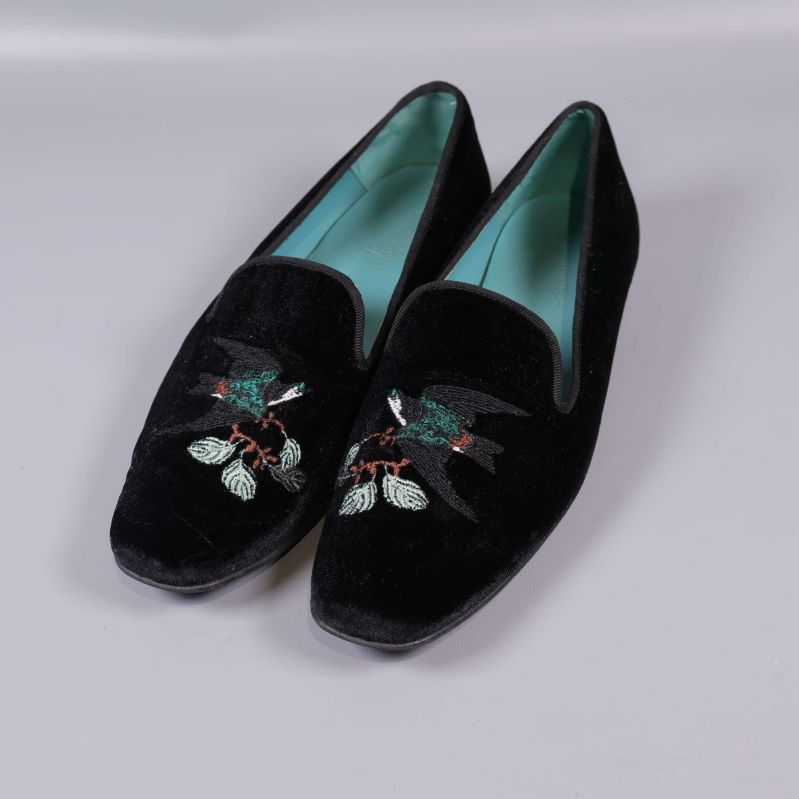 Svarta sammetsskor med broderad fågeldesign framtill