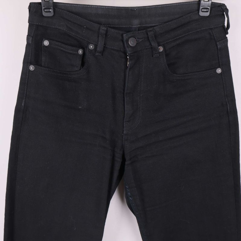 Närbild på jeansens framfickor och midja