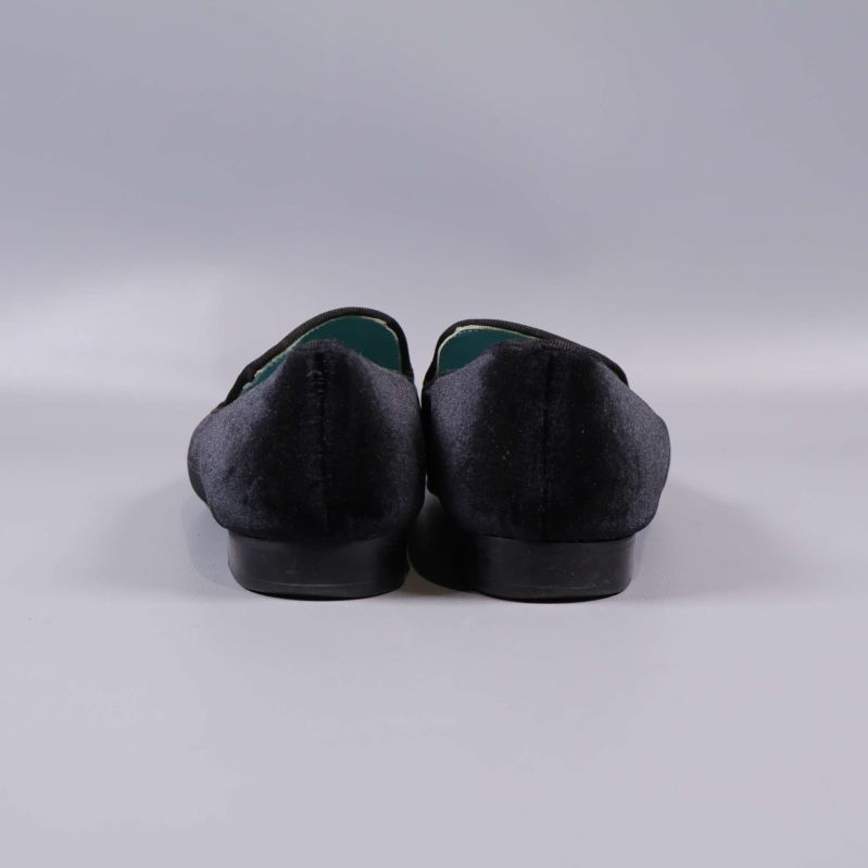 Sammetsskor sedd bakifrån med låga hälar