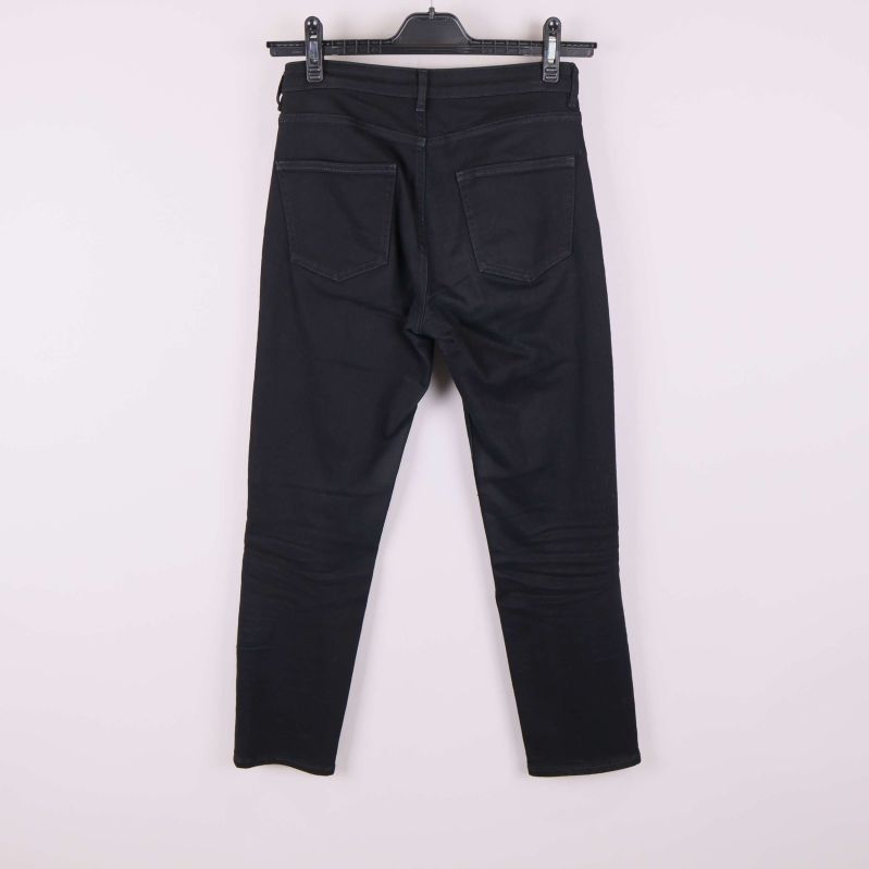 Svarta jeans visade bakifrån med två bakfickor