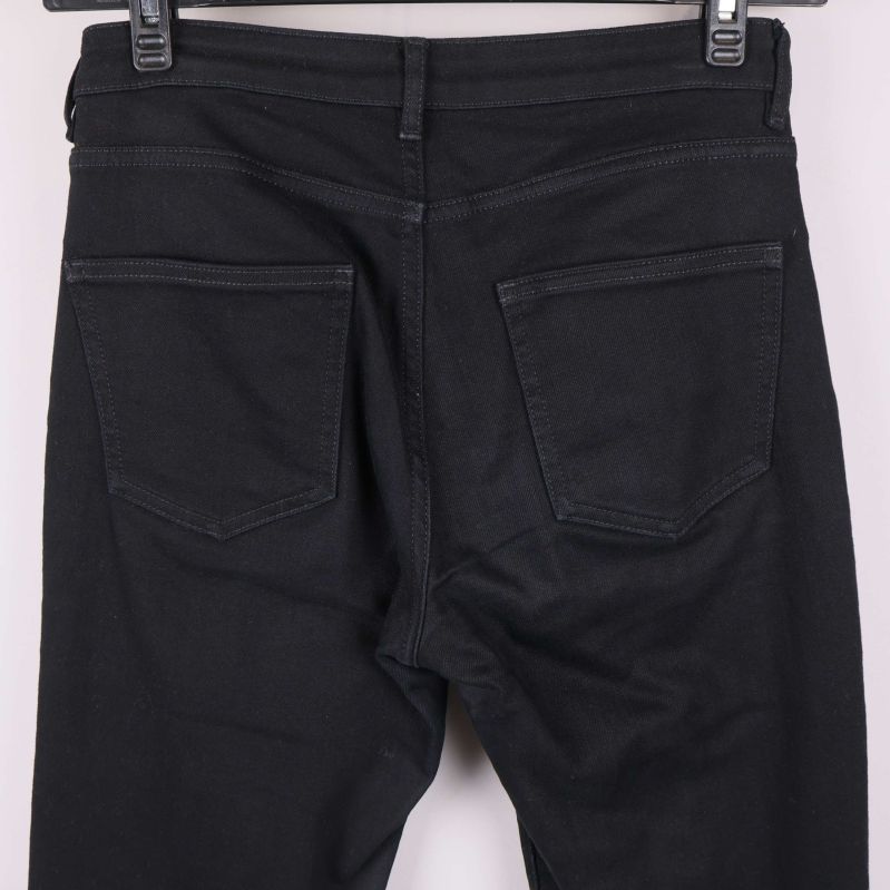 Närbild bakfickor på svarta jeans