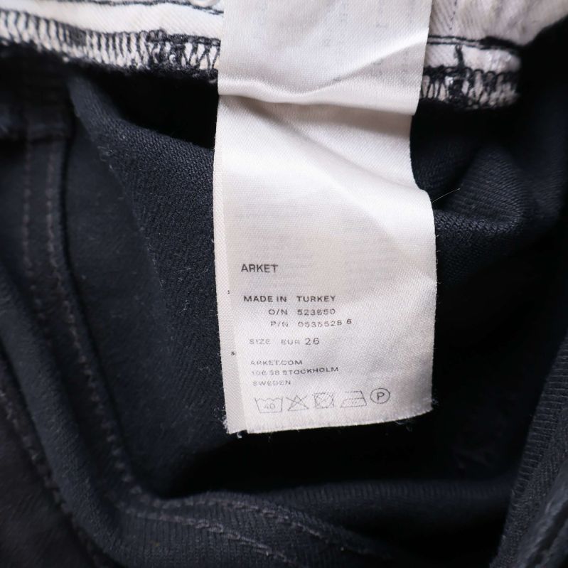 Namnlapp med Arket och tillverkningsinformation i jeans