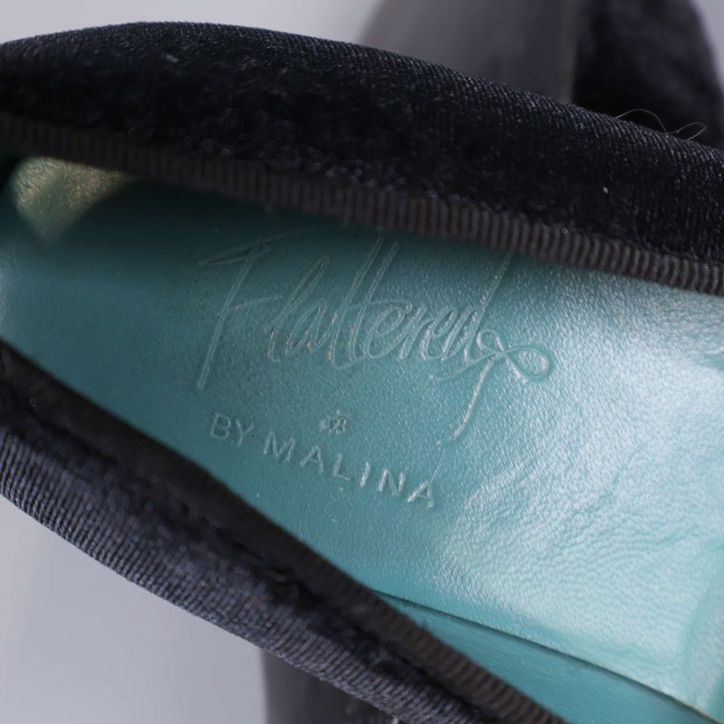 Märkning Flattered by Malina på blå innersula