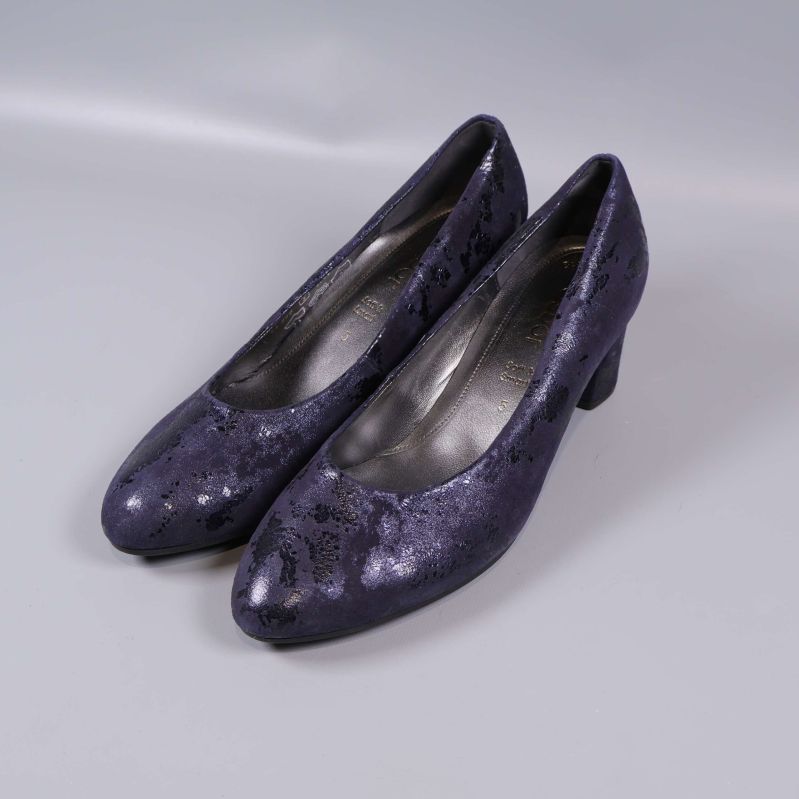 Ett par glittriga lila pumps uppställda