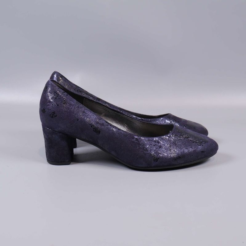 Profil av glittriga lila pumps med blockklack