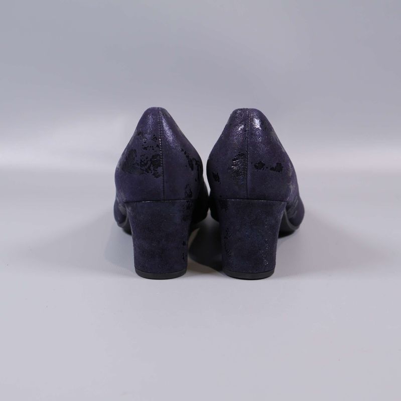 Baksidan av lila pumps med blockklack