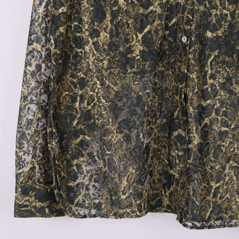 Närbild nedre del av skjorta och tyg med mönster