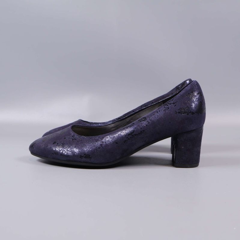 Sida av lila pumps med glittrig yta och klack