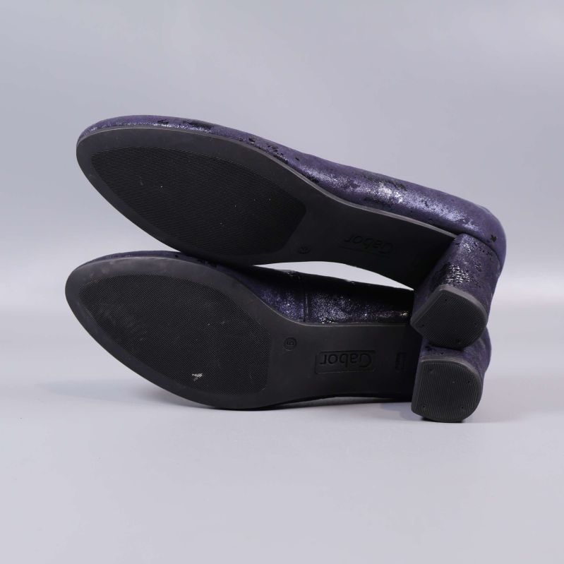 Undersida av lila pumps med svart sula