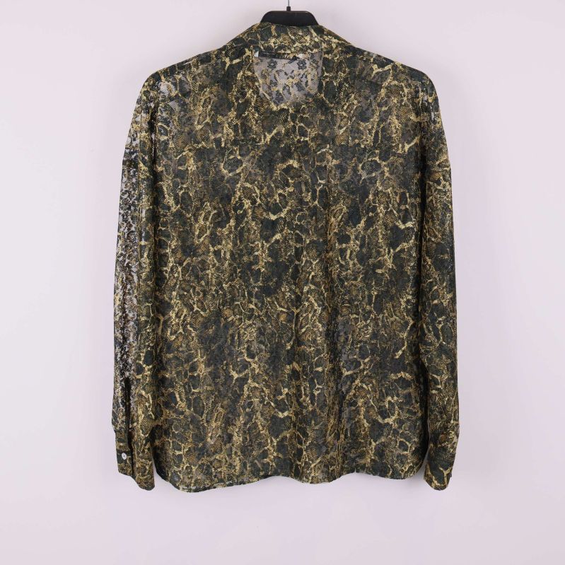 Baksidan av mönstrad transparent skjorta på galge