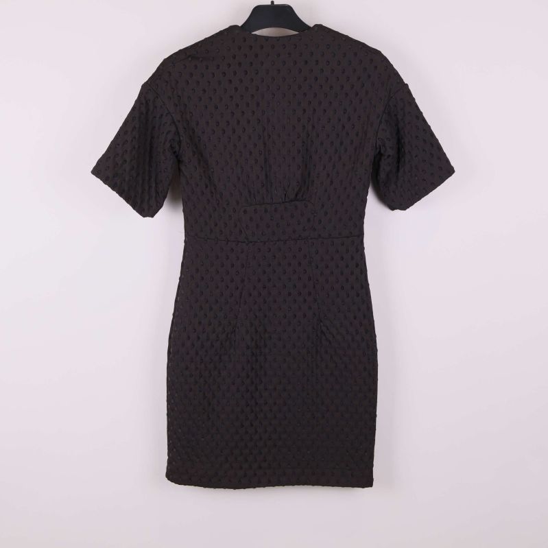 Baksidan av svart klänning med strukturmönster