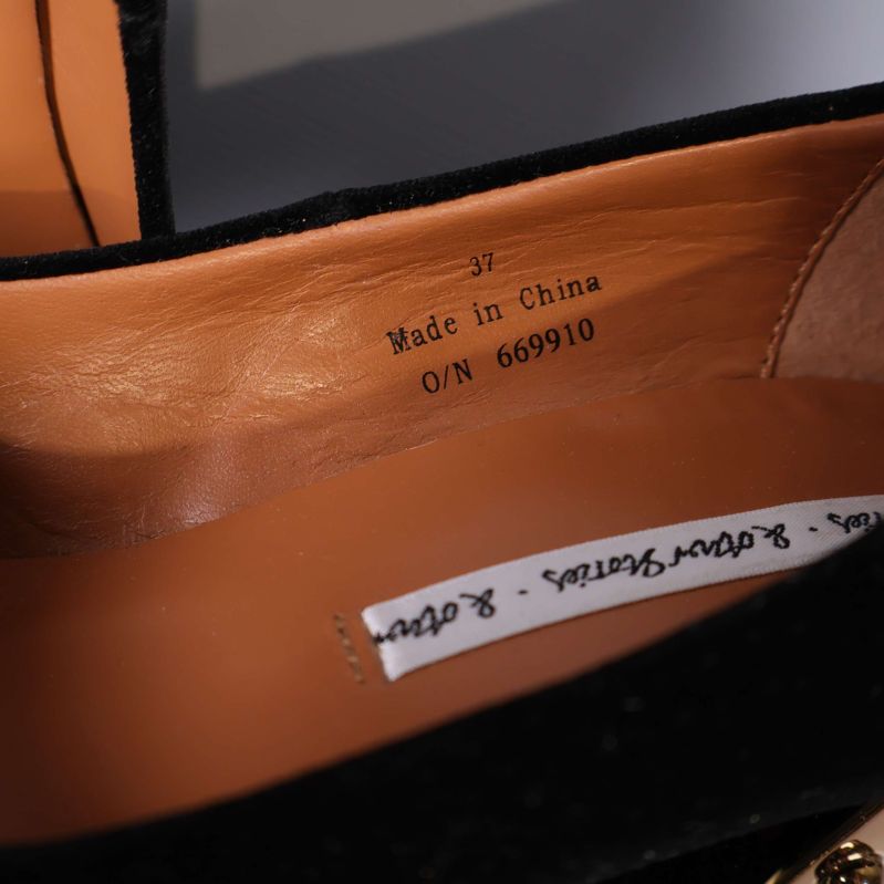 Insidan av pump med storlek 37 och märkning