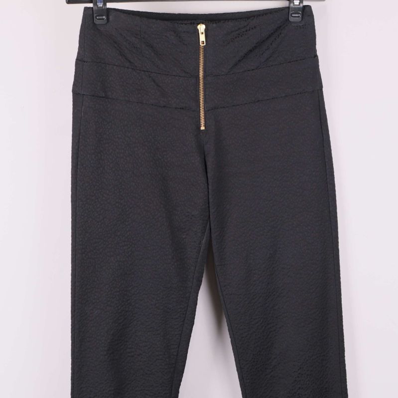 Midjeparti med markerad struktur och dragkedja fram