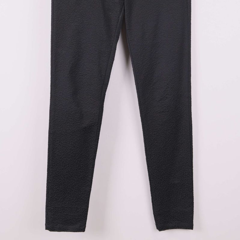 Nedre delen av ben på leggingsen visas i närbild